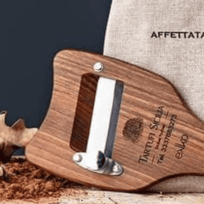 Affetta tartufi in legno di noce con lama retta in acciaio